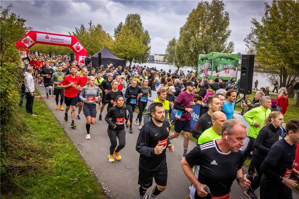 Über 3500 Menschen liefern am Tag der Deutschen Einheit den Phoenix-Halbmarathon in Dortmund.