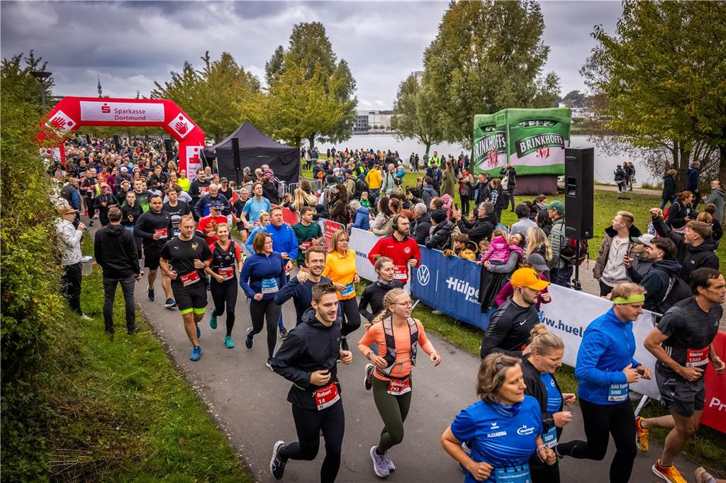 Über 3500 Menschen liefern am Tag der Deutschen Einheit den Phoenix-Halbmarathon in Dortmund.
