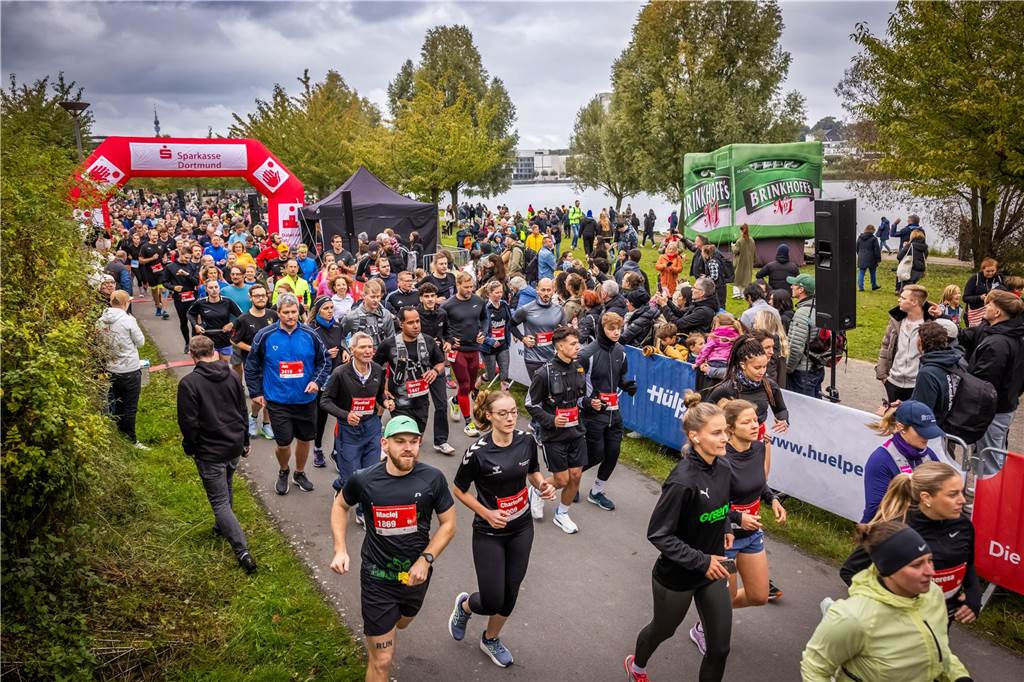 Über 3500 Menschen liefern am Tag der Deutschen Einheit den Phoenix-Halbmarathon in Dortmund.