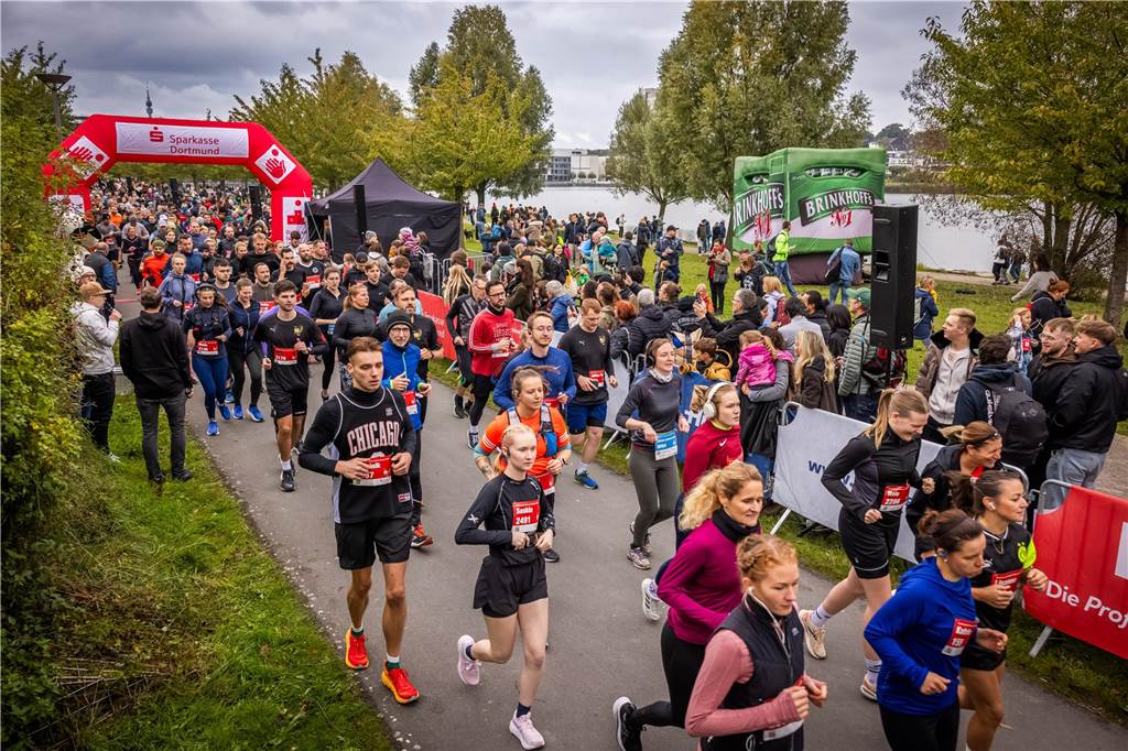 Über 3500 Menschen liefern am Tag der Deutschen Einheit den Phoenix-Halbmarathon in Dortmund.