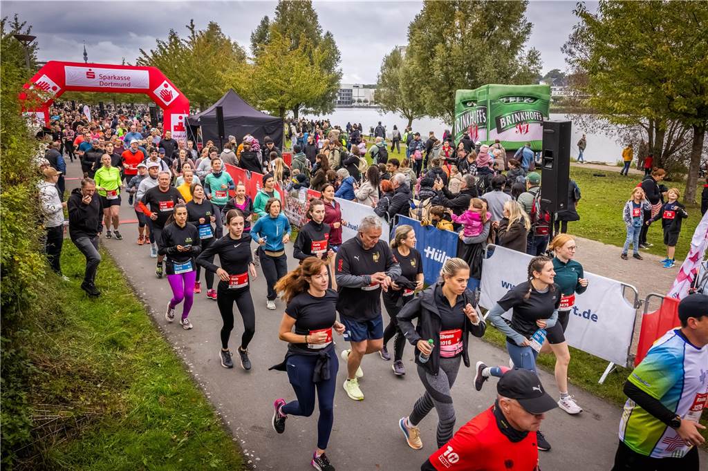 Über 3500 Menschen liefern am Tag der Deutschen Einheit den Phoenix-Halbmarathon in Dortmund.