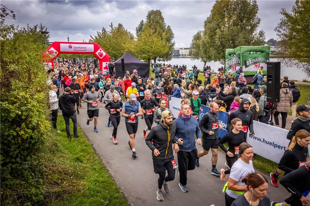 Über 3500 Menschen liefern am Tag der Deutschen Einheit den Phoenix-Halbmarathon in Dortmund.