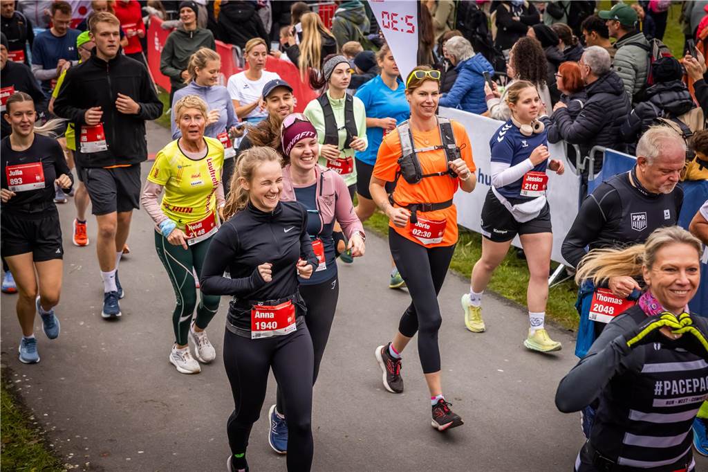 Über 3500 Menschen liefern am Tag der Deutschen Einheit den Phoenix-Halbmarathon in Dortmund.