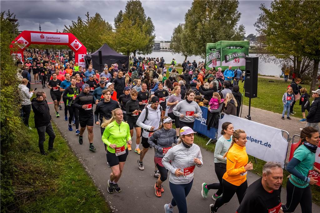 Über 3500 Menschen liefern am Tag der Deutschen Einheit den Phoenix-Halbmarathon in Dortmund.