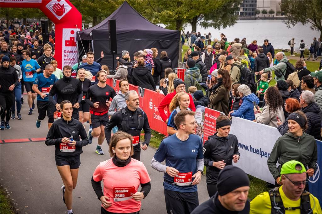 Über 3500 Menschen liefern am Tag der Deutschen Einheit den Phoenix-Halbmarathon in Dortmund.