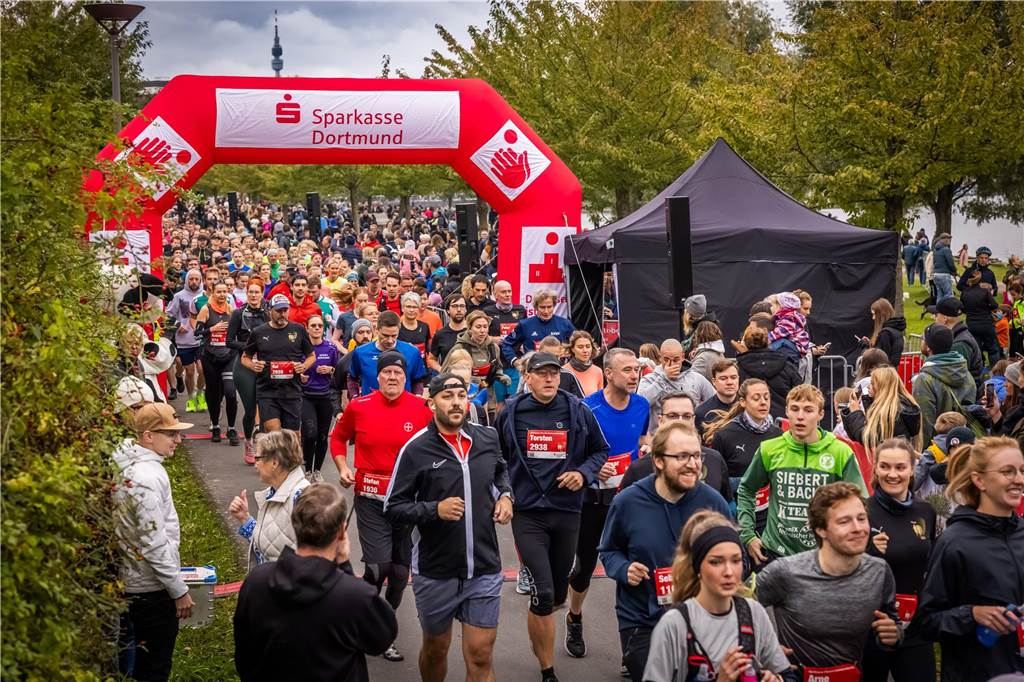 Über 3500 Menschen liefern am Tag der Deutschen Einheit den Phoenix-Halbmarathon in Dortmund.