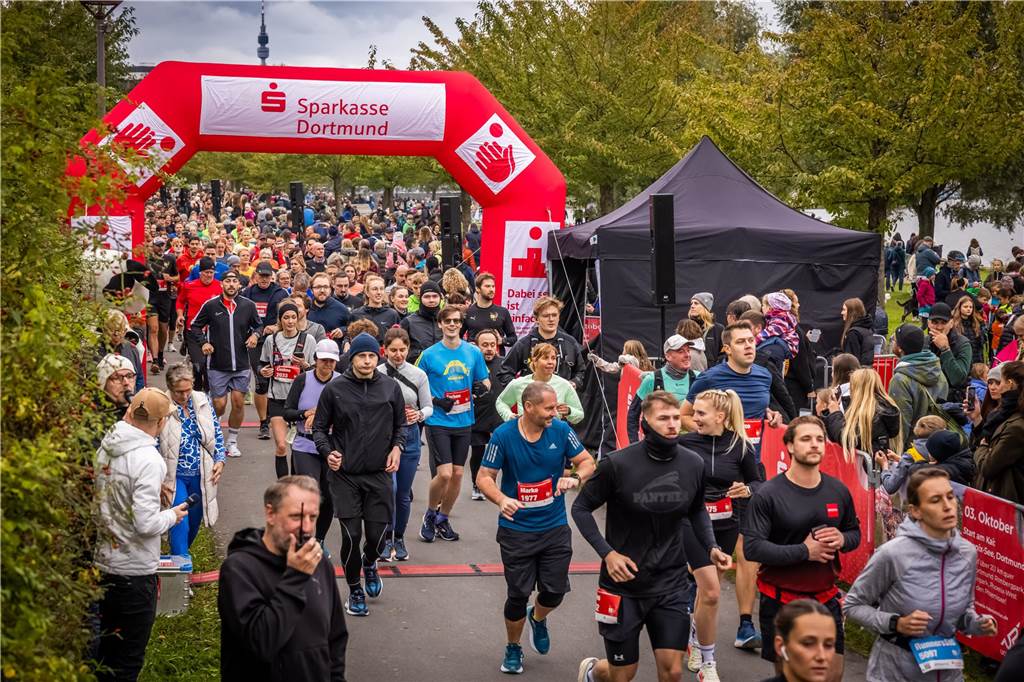 Über 3500 Menschen liefern am Tag der Deutschen Einheit den Phoenix-Halbmarathon in Dortmund.