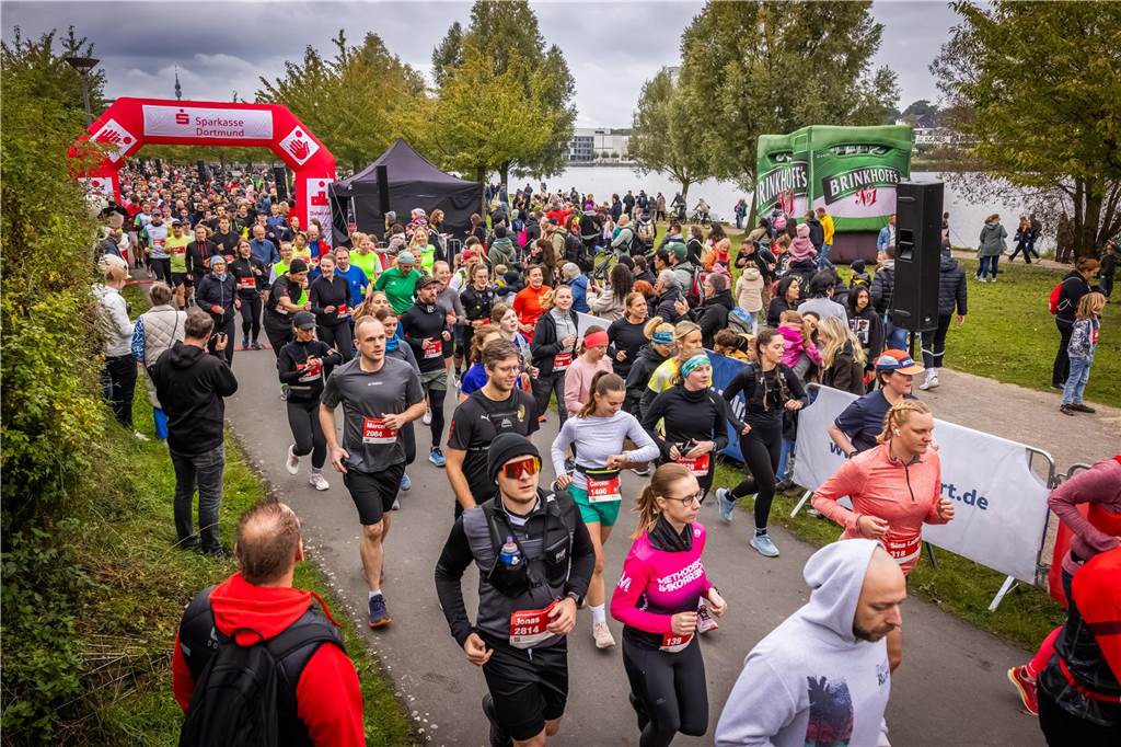 Über 3500 Menschen liefern am Tag der Deutschen Einheit den Phoenix-Halbmarathon in Dortmund.
