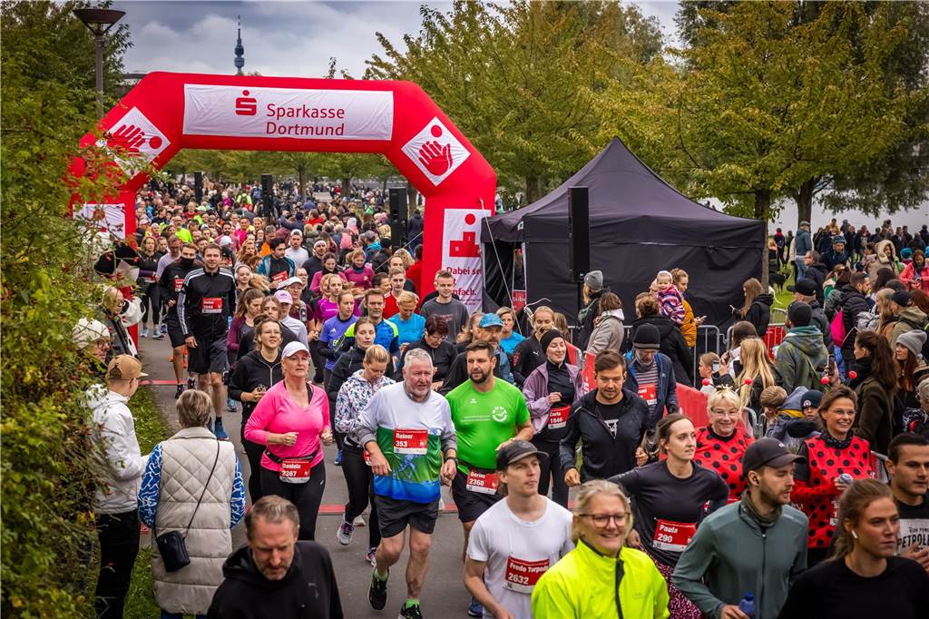 Über 3500 Menschen liefern am Tag der Deutschen Einheit den Phoenix-Halbmarathon in Dortmund.