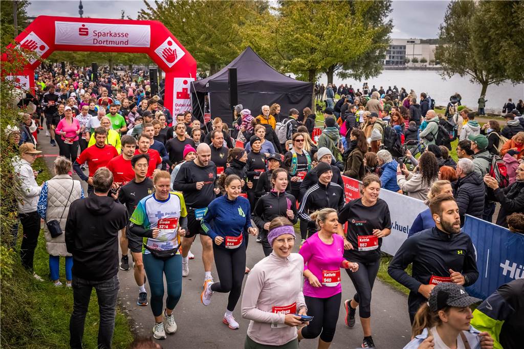 Über 3500 Menschen liefern am Tag der Deutschen Einheit den Phoenix-Halbmarathon in Dortmund.