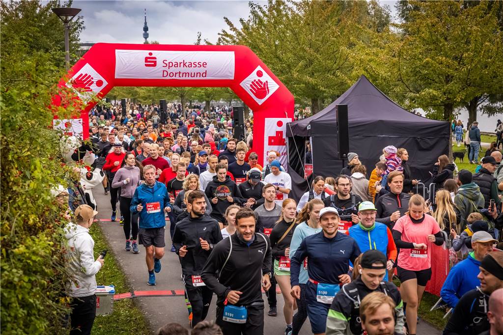 Über 3500 Menschen liefern am Tag der Deutschen Einheit den Phoenix-Halbmarathon in Dortmund.
