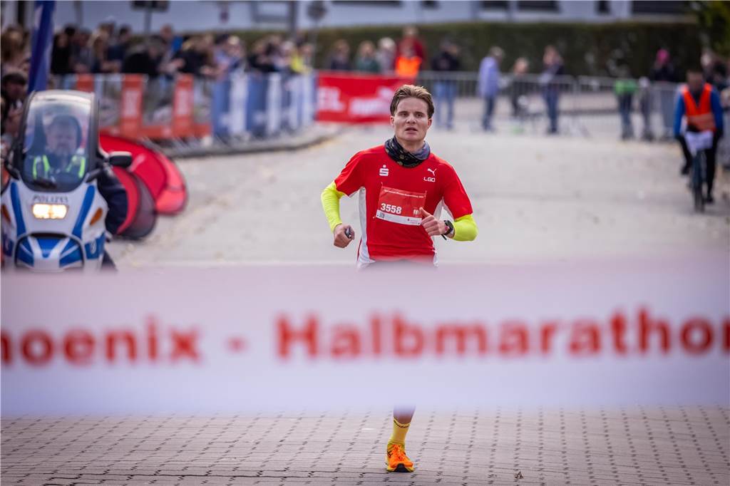 Über 3500 Menschen liefern am Tag der Deutschen Einheit den Phoenix-Halbmarathon in Dortmund.
