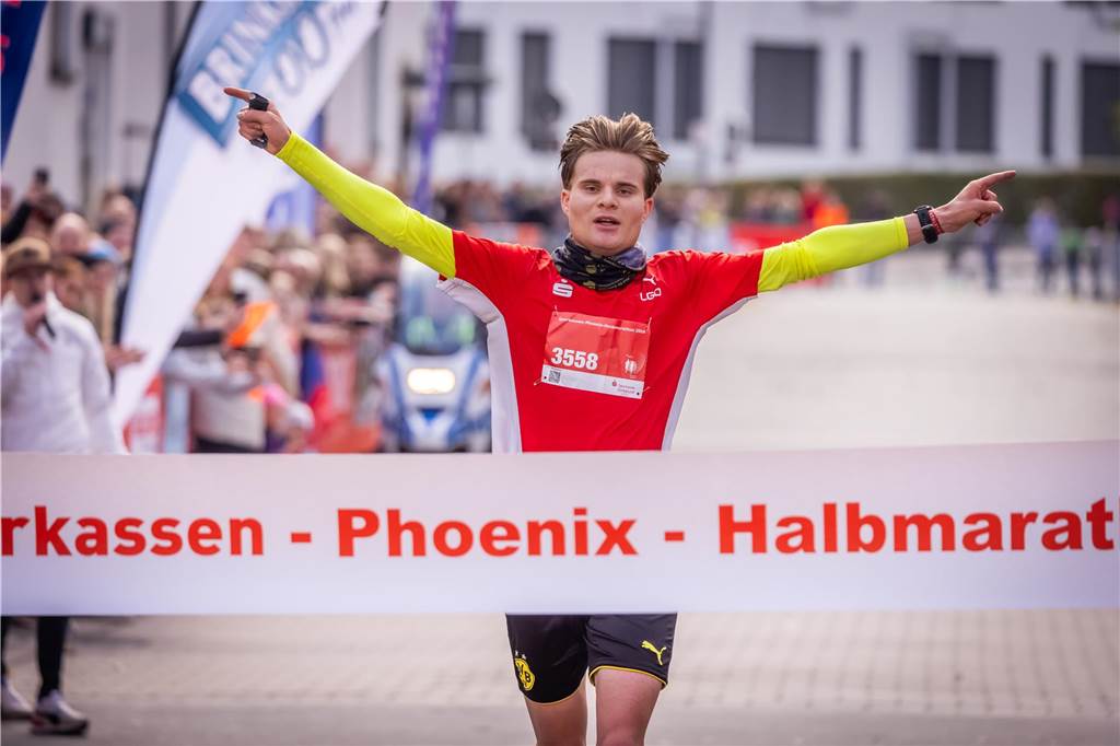 Über 3500 Menschen liefern am Tag der Deutschen Einheit den Phoenix-Halbmarathon in Dortmund.
