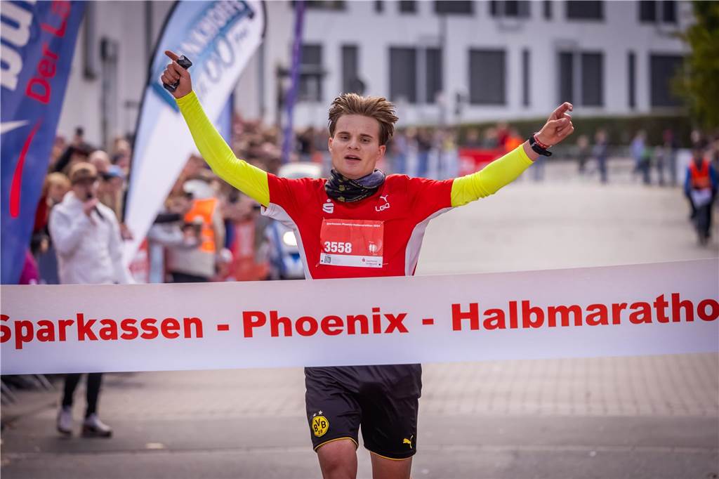 Über 3500 Menschen liefern am Tag der Deutschen Einheit den Phoenix-Halbmarathon in Dortmund.
