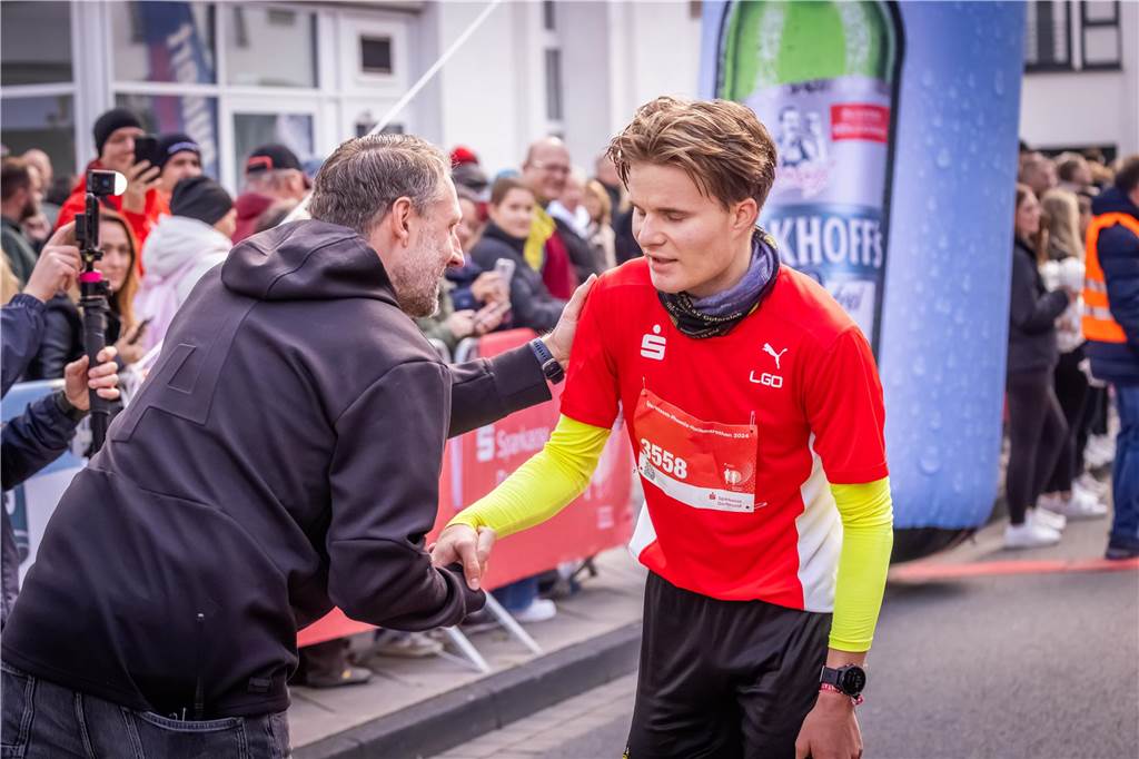 Über 3500 Menschen liefern am Tag der Deutschen Einheit den Phoenix-Halbmarathon in Dortmund.