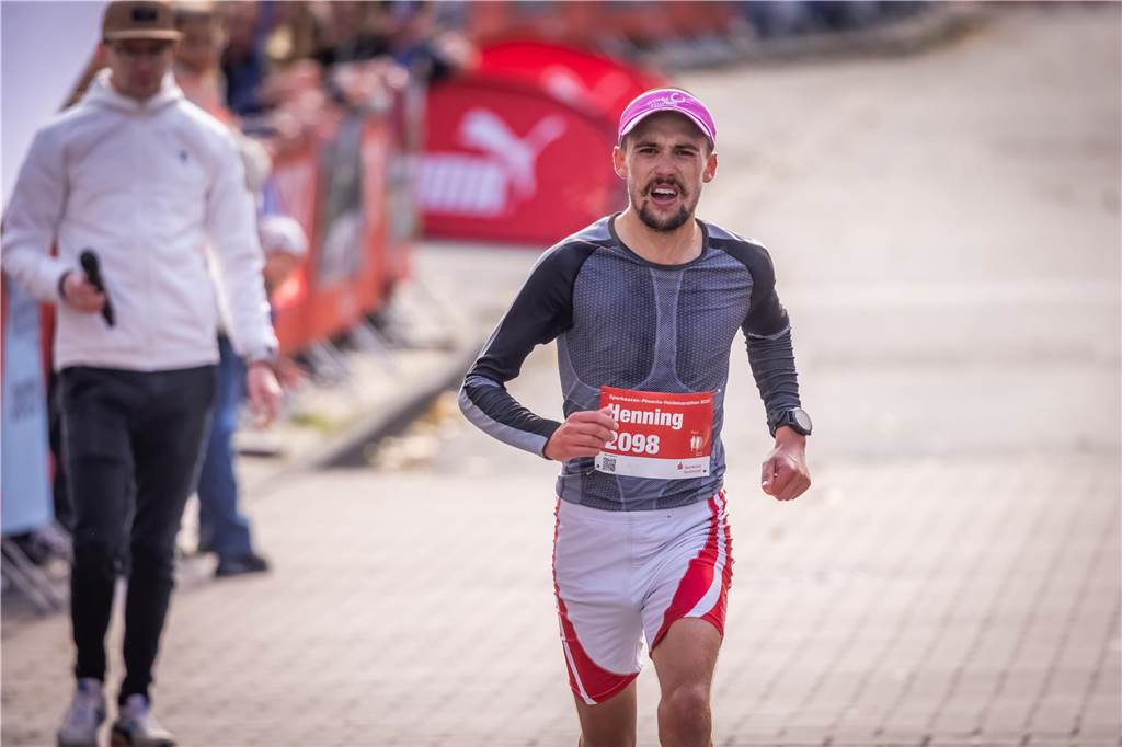 Über 3500 Menschen liefern am Tag der Deutschen Einheit den Phoenix-Halbmarathon in Dortmund.