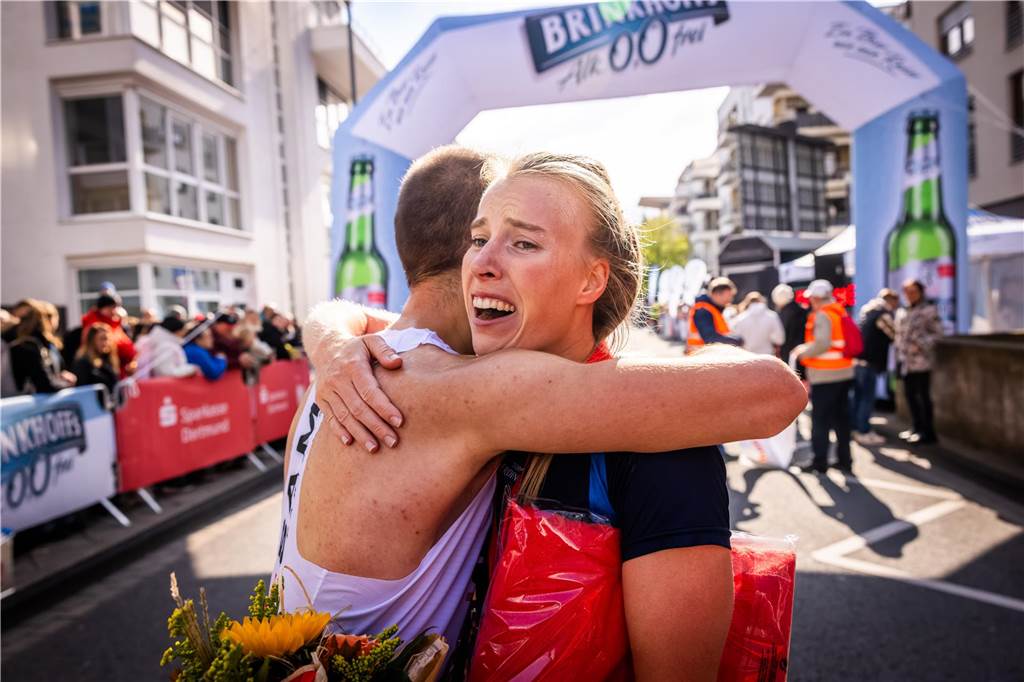 Über 3500 Menschen liefern am Tag der Deutschen Einheit den Phoenix-Halbmarathon in Dortmund.