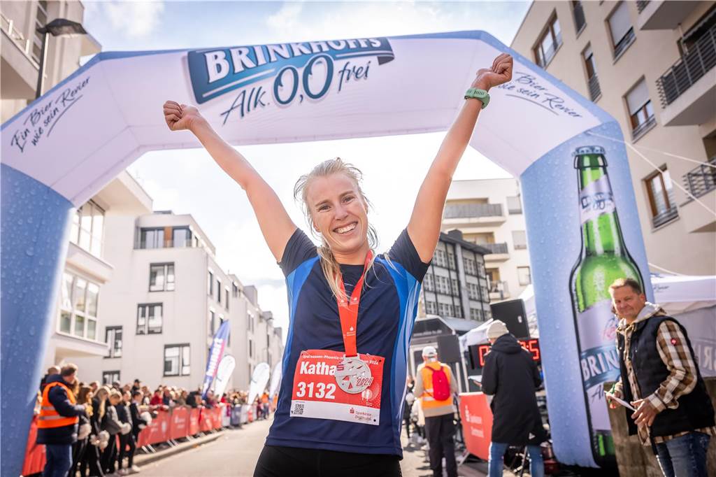 Über 3500 Menschen liefern am Tag der Deutschen Einheit den Phoenix-Halbmarathon in Dortmund.