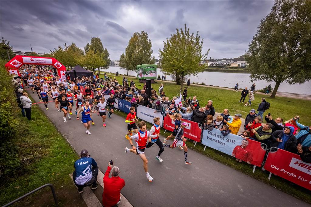 Über 3500 Menschen liefern am Tag der Deutschen Einheit den Phoenix-Halbmarathon in Dortmund.