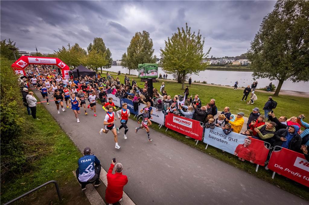 Über 3500 Menschen liefern am Tag der Deutschen Einheit den Phoenix-Halbmarathon in Dortmund.