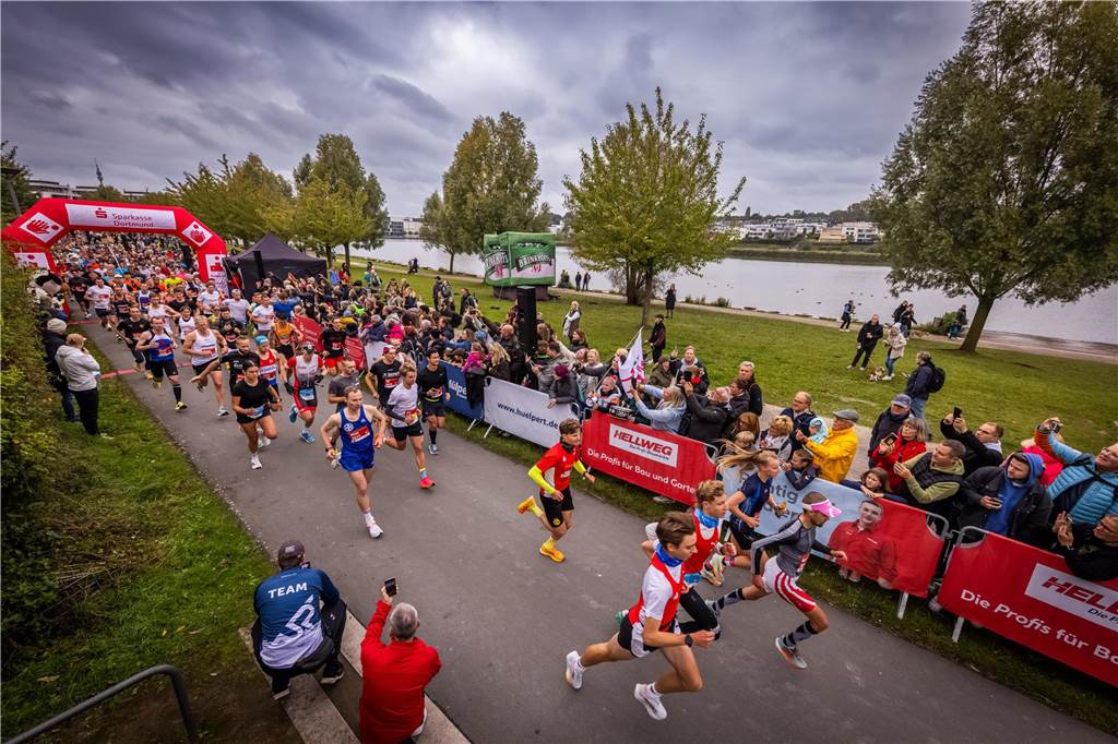 Über 3500 Menschen liefern am Tag der Deutschen Einheit den Phoenix-Halbmarathon in Dortmund.