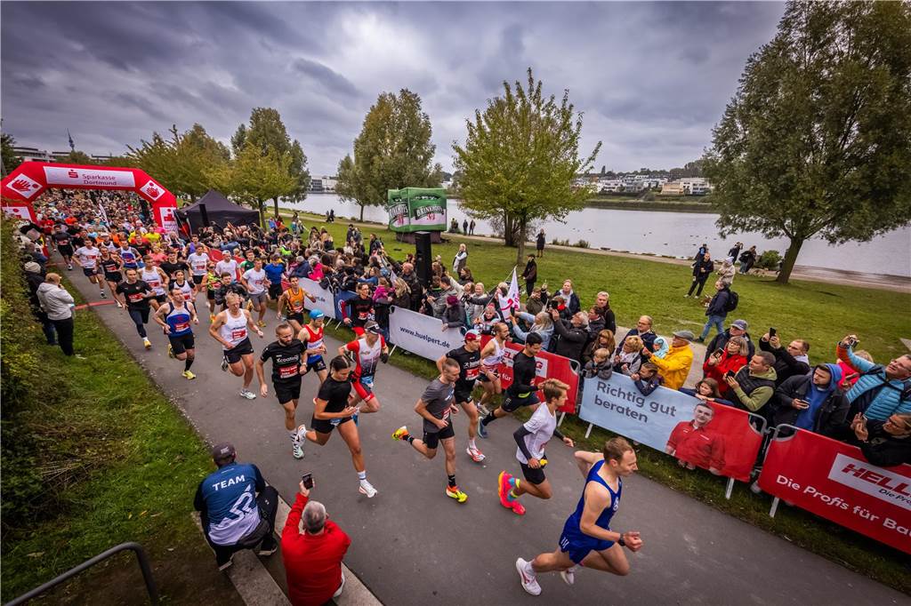 Über 3500 Menschen liefern am Tag der Deutschen Einheit den Phoenix-Halbmarathon in Dortmund.