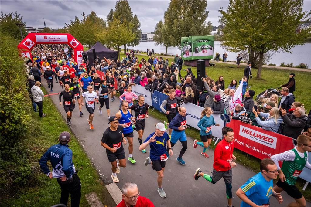 Über 3500 Menschen liefern am Tag der Deutschen Einheit den Phoenix-Halbmarathon in Dortmund.