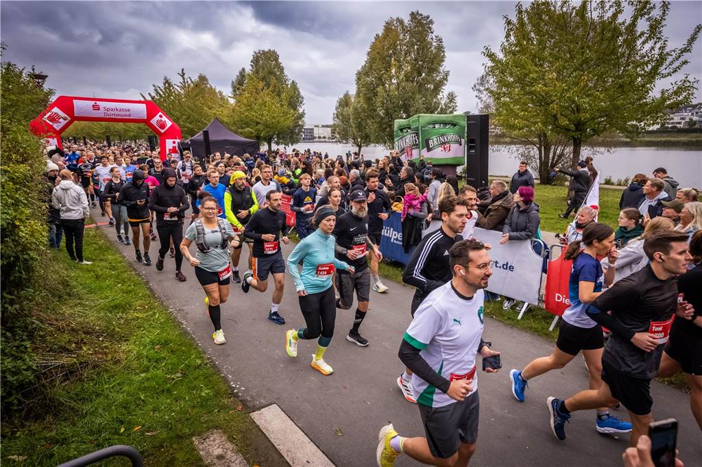 Über 3500 Menschen liefern am Tag der Deutschen Einheit den Phoenix-Halbmarathon in Dortmund.