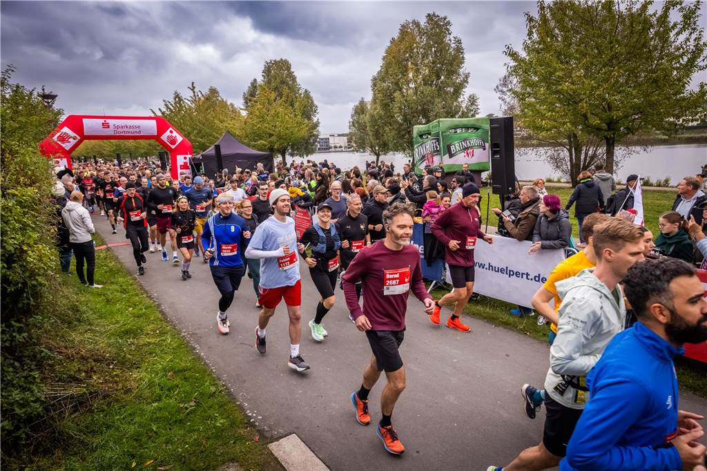 Über 3500 Menschen liefern am Tag der Deutschen Einheit den Phoenix-Halbmarathon in Dortmund.