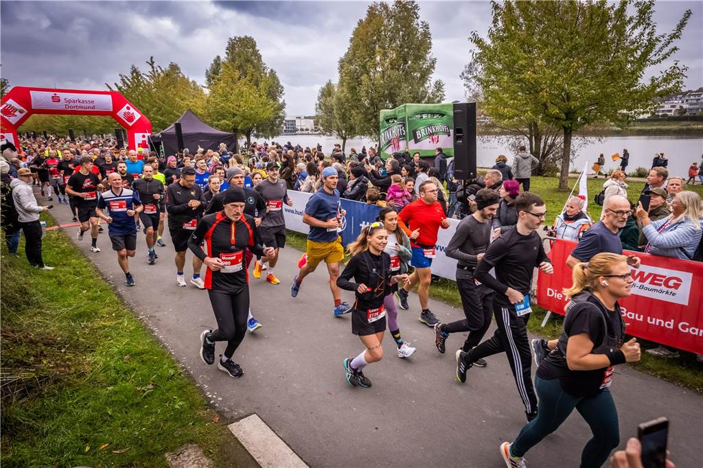 Über 3500 Menschen liefern am Tag der Deutschen Einheit den Phoenix-Halbmarathon in Dortmund.