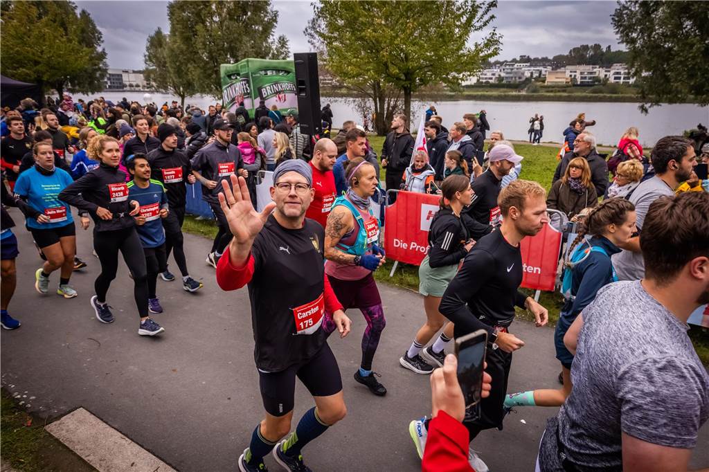 Über 3500 Menschen liefern am Tag der Deutschen Einheit den Phoenix-Halbmarathon in Dortmund.