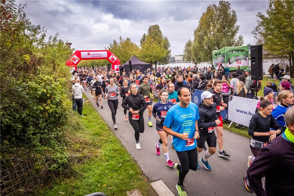 Über 3500 Menschen liefern am Tag der Deutschen Einheit den Phoenix-Halbmarathon in Dortmund.