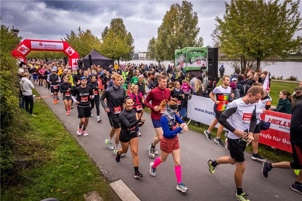 Über 3500 Menschen liefern am Tag der Deutschen Einheit den Phoenix-Halbmarathon in Dortmund.