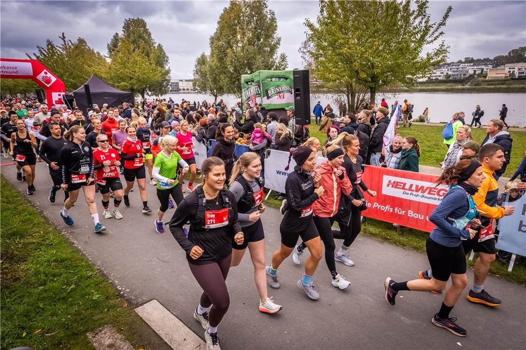 Über 3500 Menschen liefern am Tag der Deutschen Einheit den Phoenix-Halbmarathon in Dortmund.