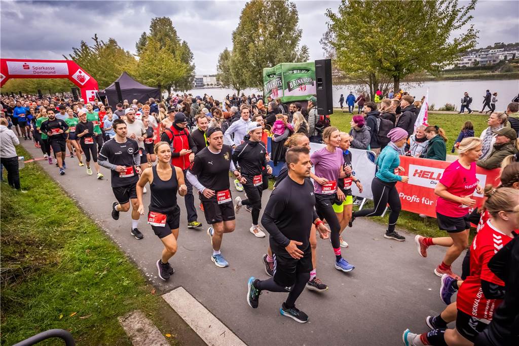 Über 3500 Menschen liefern am Tag der Deutschen Einheit den Phoenix-Halbmarathon in Dortmund.