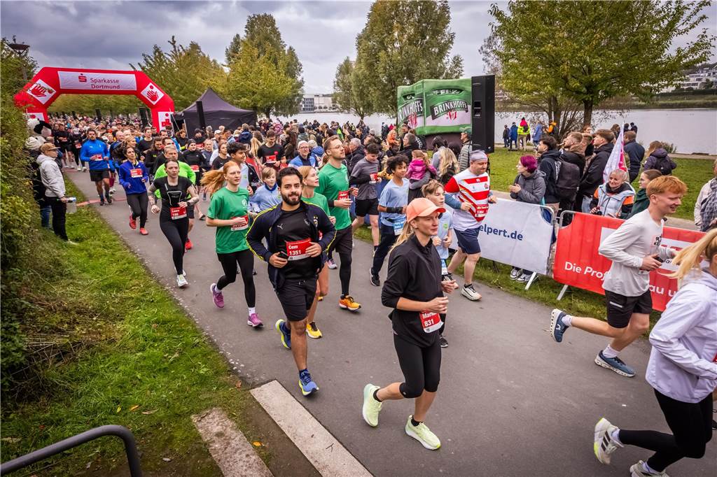Über 3500 Menschen liefern am Tag der Deutschen Einheit den Phoenix-Halbmarathon in Dortmund.