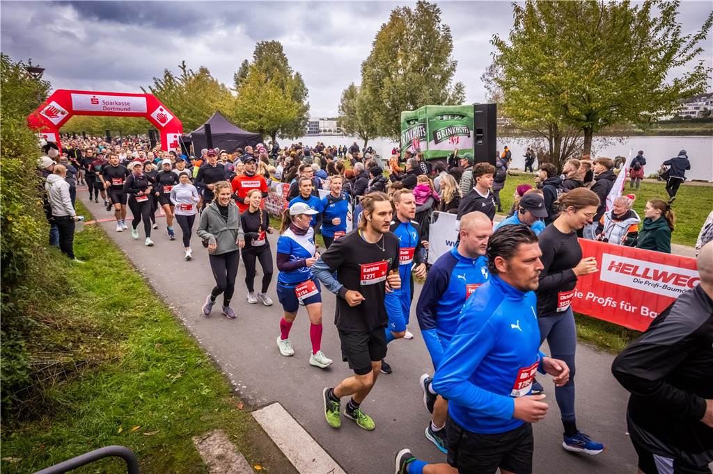 Über 3500 Menschen liefern am Tag der Deutschen Einheit den Phoenix-Halbmarathon in Dortmund.