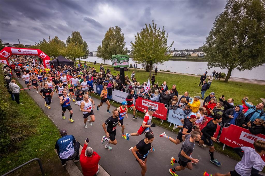 Über 3500 Menschen liefern am Tag der Deutschen Einheit den Phoenix-Halbmarathon in Dortmund.
