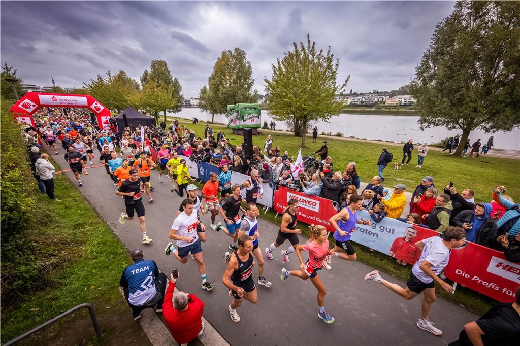 Über 3500 Menschen liefern am Tag der Deutschen Einheit den Phoenix-Halbmarathon in Dortmund.