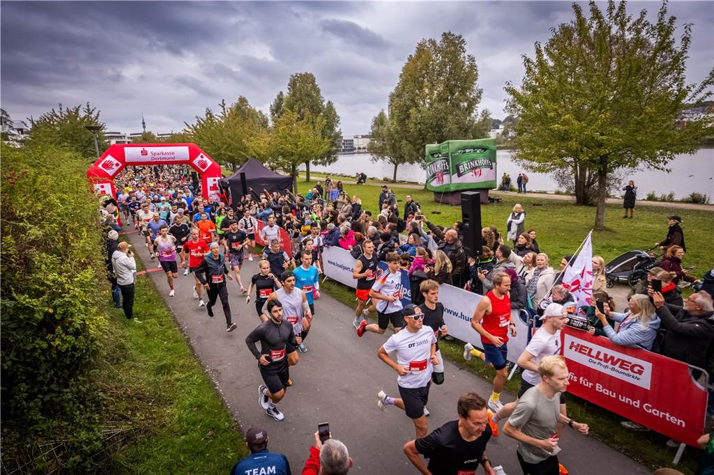 Über 3500 Menschen liefern am Tag der Deutschen Einheit den Phoenix-Halbmarathon in Dortmund.
