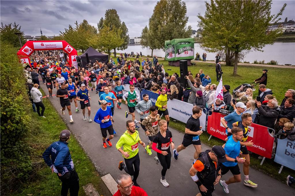 Über 3500 Menschen liefern am Tag der Deutschen Einheit den Phoenix-Halbmarathon in Dortmund.