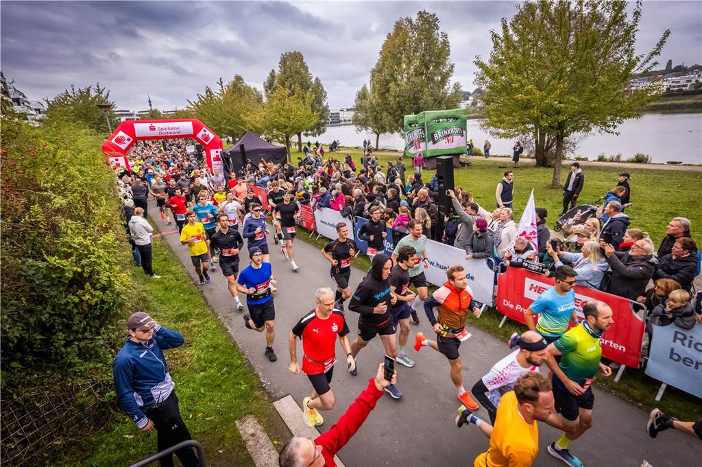 Über 3500 Menschen liefern am Tag der Deutschen Einheit den Phoenix-Halbmarathon in Dortmund.