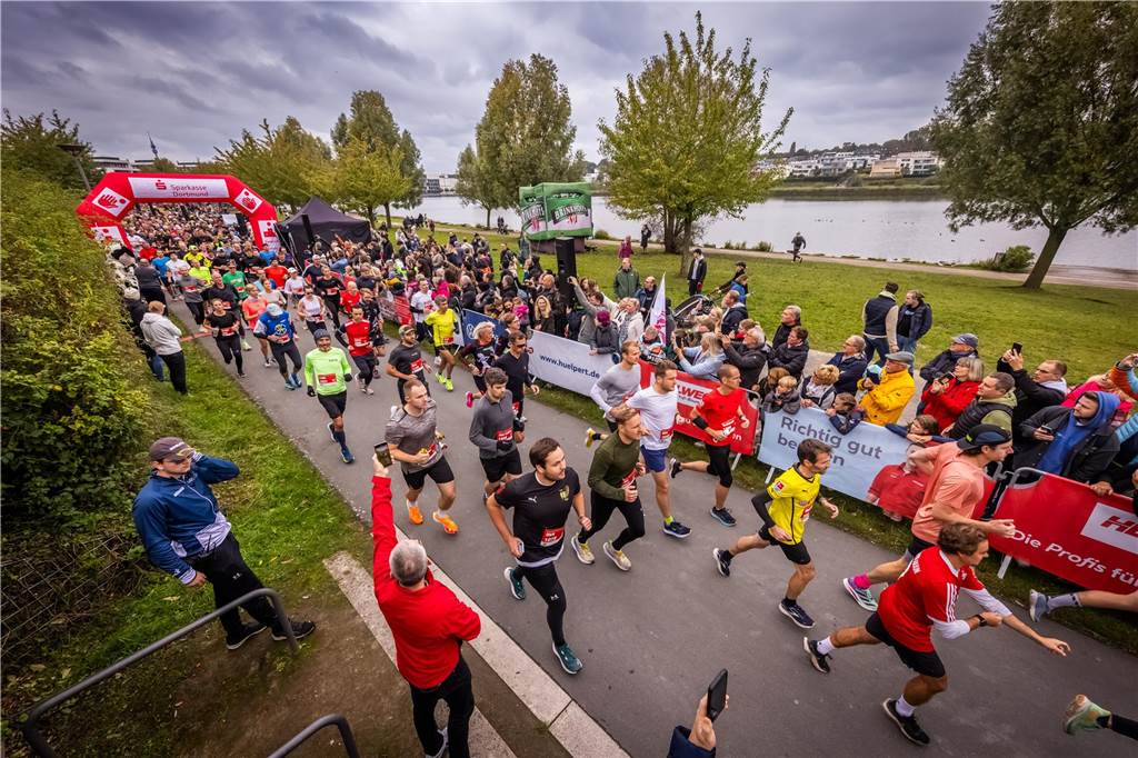 Über 3500 Menschen liefern am Tag der Deutschen Einheit den Phoenix-Halbmarathon in Dortmund.