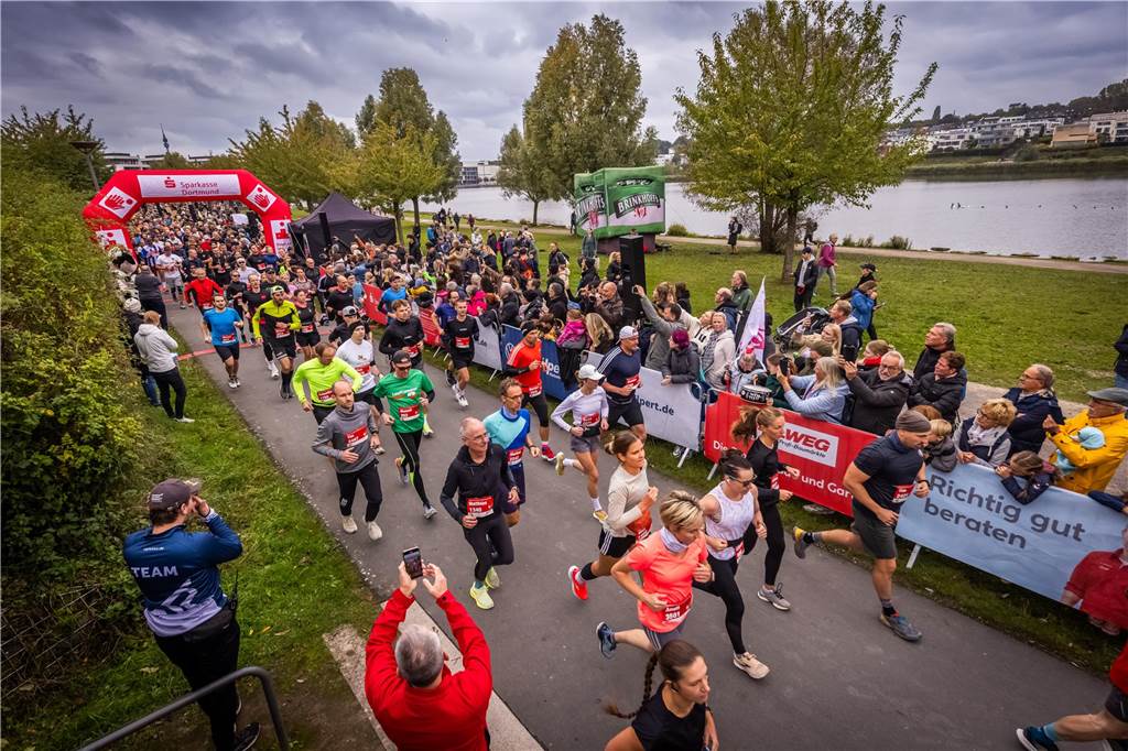 Über 3500 Menschen liefern am Tag der Deutschen Einheit den Phoenix-Halbmarathon in Dortmund.