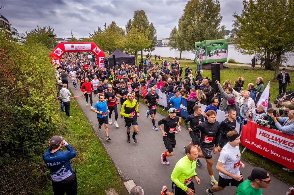 Über 3500 Menschen liefern am Tag der Deutschen Einheit den Phoenix-Halbmarathon in Dortmund.