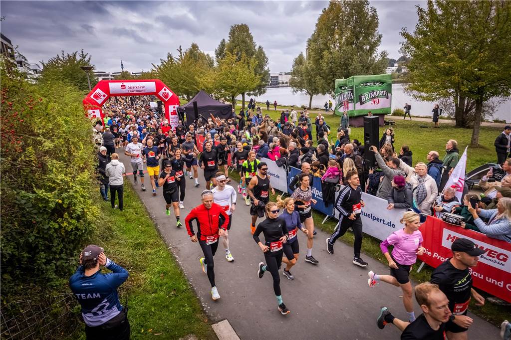 Über 3500 Menschen liefern am Tag der Deutschen Einheit den Phoenix-Halbmarathon in Dortmund.