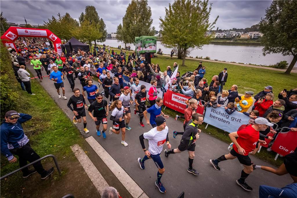 Über 3500 Menschen liefern am Tag der Deutschen Einheit den Phoenix-Halbmarathon in Dortmund.