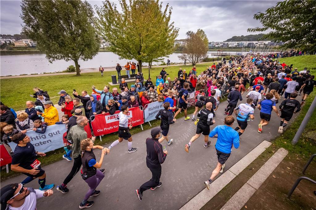 Über 3500 Menschen liefern am Tag der Deutschen Einheit den Phoenix-Halbmarathon in Dortmund.