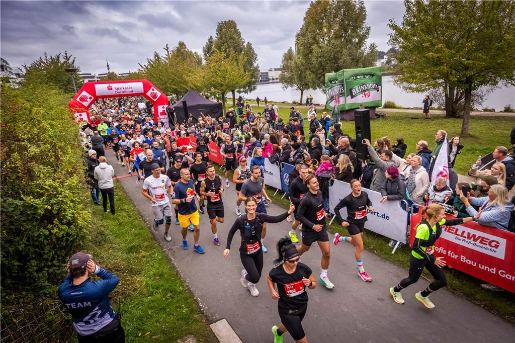 Über 3500 Menschen liefern am Tag der Deutschen Einheit den Phoenix-Halbmarathon in Dortmund.