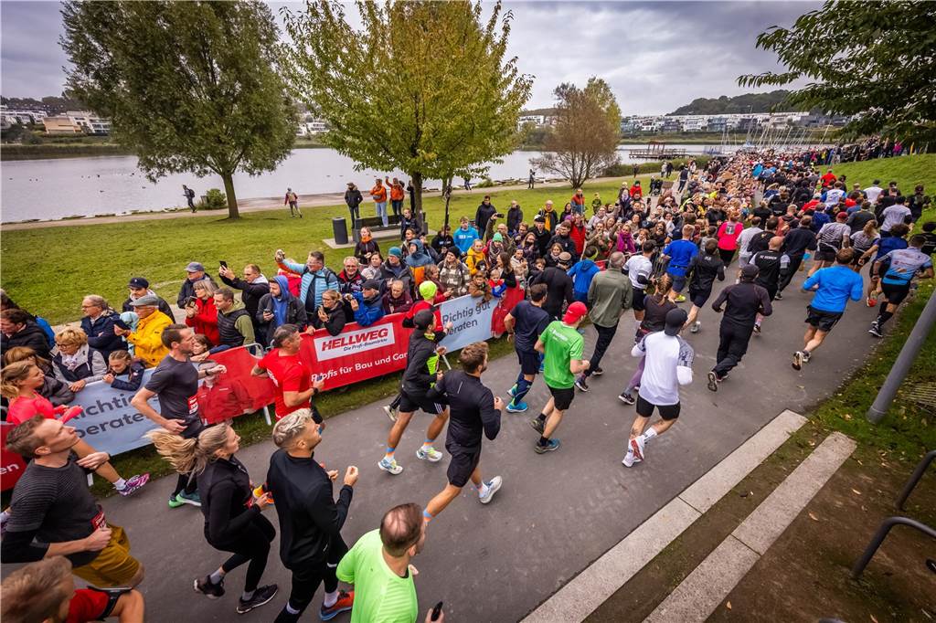 Über 3500 Menschen liefern am Tag der Deutschen Einheit den Phoenix-Halbmarathon in Dortmund.